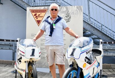 75 Jahre Motorrad-WM rund um den Sachsenring: Teil 3 - Stefan Dörflinger wurde 2019 am Sachsenring in den Kreis der MotoGP-Legenden aufgenommen und hatte dazu seine 50er-Krauser (li.) sowie seine 80er-Zündapp aus seinen Weltmeister-Jahren 1983 und 1984 mitgebracht. Foto: Thorsten Horn