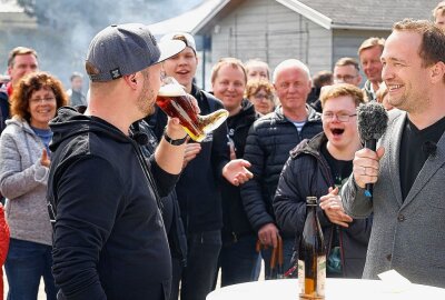 750. Jubiläum: In Oberlungwitz folgt ein Fest aufs nächste - Als Spielverlierer musste Thomas Hetzel einen Stiefel Jubiläumsbier trinken. Foto: Markus Pfeifer
