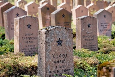 76. Jahrestag der Befreiung: Gedenken auf dem Ehrenfriedhof - Chemnitzer Ehrenfriedhof, Gedenken Foto: Harry Haertel