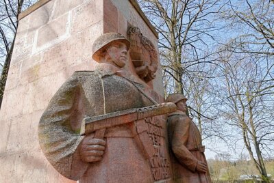 76. Jahrestag der Befreiung: Gedenken auf dem Ehrenfriedhof - Chemnitzer Ehrenfriedhof, Gedenken Foto: Harry Haertel