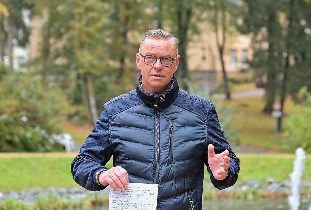 760.000 Euro sind für Maßnahme im Stadtpark Schneeberg investiert worden - Bürgermeister Ingo Seifert im Stadtpark. Foto: Ralf Wendland