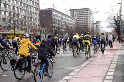 In der Innenstadt gab es eine Radparade. Foto: Harry Härtel