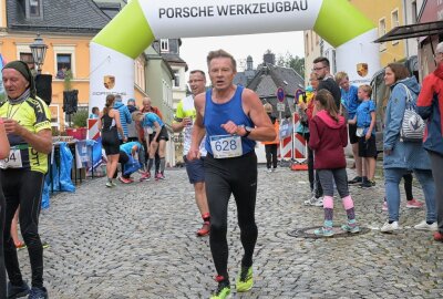 8. Edelweißlauf in Schwarzenberg trotz Regen mit guter Resonanz - Dr. Joachim Resch ist an seinem Geburtstag über die 10 Kilometer gestartet und hat die Altersklasse gewonnen. Foto: Ralf Wendland