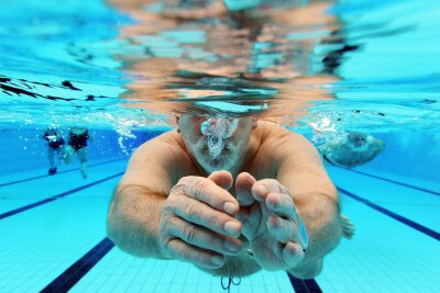 8 Gründe, warum uns Schwimmen so gut tut - Durch das Wasser zu gleiten, ist für viele ein schönes Gefühl.