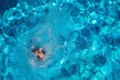8 Gründe, warum uns Schwimmen so gut tut - Einfach abtauchen und beim Schwimmen Stress und Sorgen vergessen.