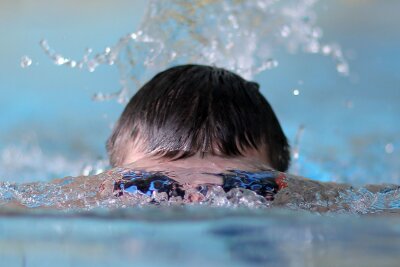 8 Gründe, warum uns Schwimmen so gut tut - Kopf unter Wasser: Beim Brustschwimmen kommt es auf die richtige Körperhaltung an.