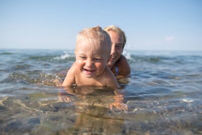8 Gründe, warum uns Schwimmen so gut tut - Schon Kinder wissen: Wasser fühlt sich einfach gut an.