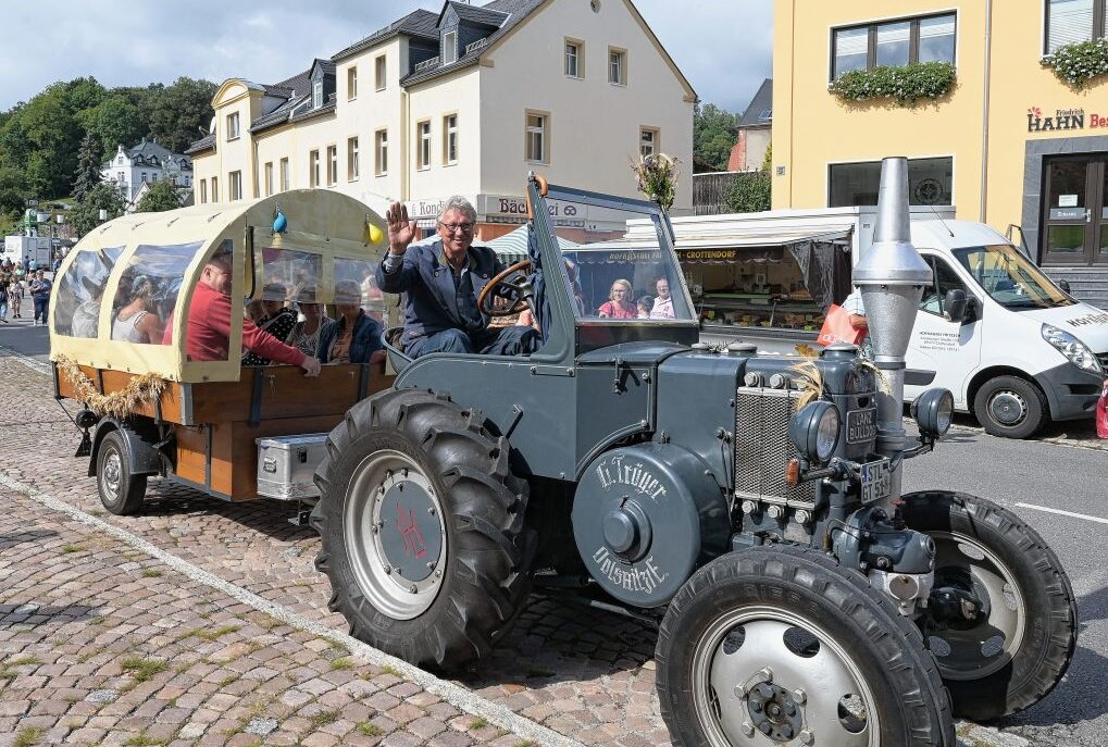 Beim Bauernmarkt ist die Kutsche von einem Traktor gezogen worden. Foto: Ralf Wendland