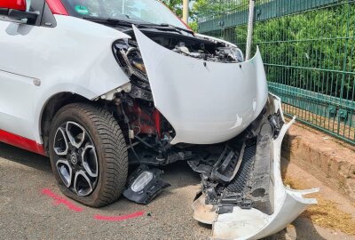 80-jährige Smartfahrerin crashed frontal in VW - Verkehrsunfall in Zwickau: 80-Jährige und Unfallgegner wurden verletzt. Foto: Mike Müller