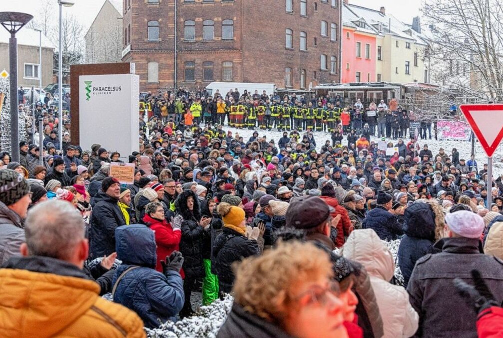 800 Menschen demonstrieren gegen die Schließung der Reichenbacher Klinik - Am Montag demonstrieren 800 Menschen gegen die Schließung der Reichenbacher Klinik. Foto: David Rötzschke