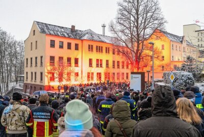 800 Menschen demonstrieren gegen die Schließung der Reichenbacher Klinik - Foto: David Rötzschke