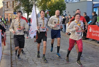 813 Aktive schnürten die Laufschuhe - Beim Zwickauer Stadtlauf: Teilnehmer des Firmenlaufes. Foto: Ralf Wendland