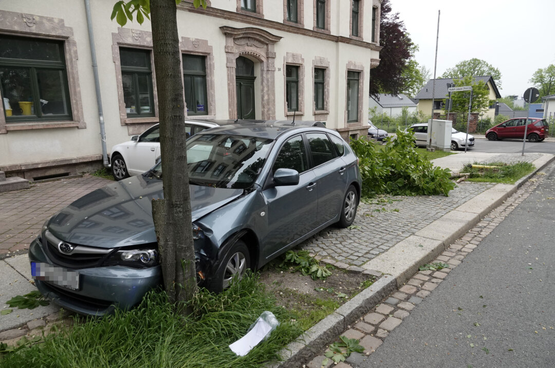 82-Jähriger kracht mit PKW gegen Mess-Stelle und Baum - Der 82-Jährige erlitt bei dem Unfall in Hilbersdorf leichte Verletzungen.