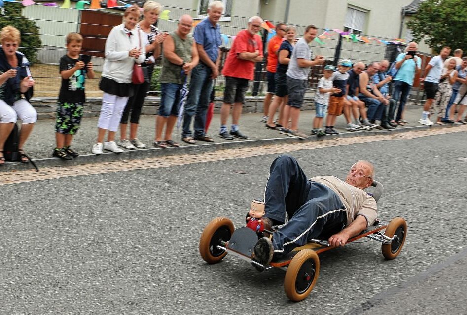 Werner Fröse fuhr quasi auf einem Brett liegend die Strecke hinab - und das im Alter von 82 Jahren. Foto: Simone Zeh