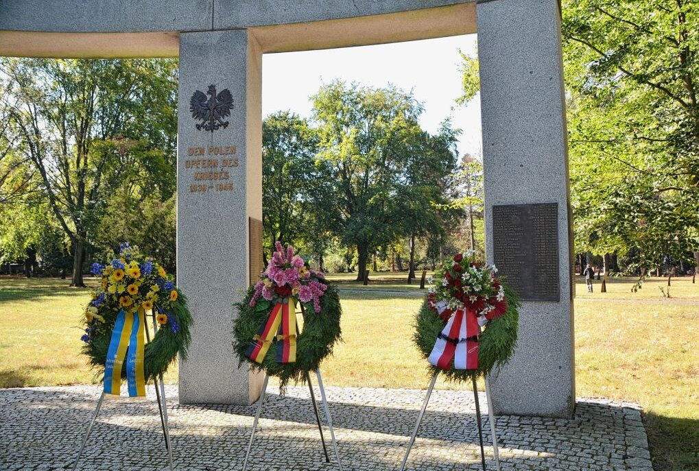 82. Jahrestag: Kranzniederlegung zum Gedenken an Beginn des Zweiten Weltkrieges - Gedenken an polnische Kriegsopfer Ostfriedhof 2020. Foto: Anke Brod