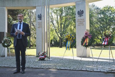 82. Jahrestag: Kranzniederlegung zum Gedenken an Beginn des Zweiten Weltkrieges - Gedenken an polnische Kriegsopfer Ostfriedhof 2020. Foto: Anke Brod