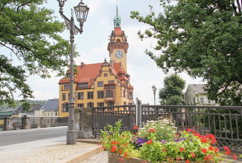 825 Jahre Waldheim: Kleinstadt in Sachsens Mitte feiert 2023 großes Jubiläum - Das Rathaus ist ein Blickfang Waldheims und wird ins Festgeschehen fest eingebunden. Foto: Andrea Funke