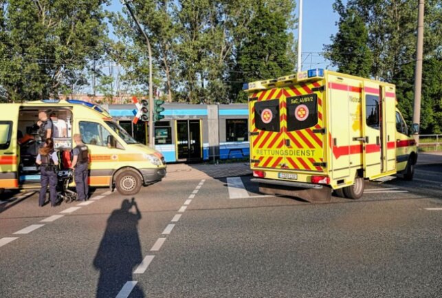 90-Jährige mit Rollator in Stelzendorf von Straßenbahn erfasst - Die Frau wurde schwer verletzt in ein Krankenhaus gebracht. Foto: Harry Härtel/Härtelpress