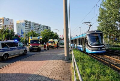 90-Jährige mit Rollator in Stelzendorf von Straßenbahn erfasst - Die Frau wurde schwer verletzt in ein Krankenhaus gebracht. Foto: Harry Härtel/Härtelpress