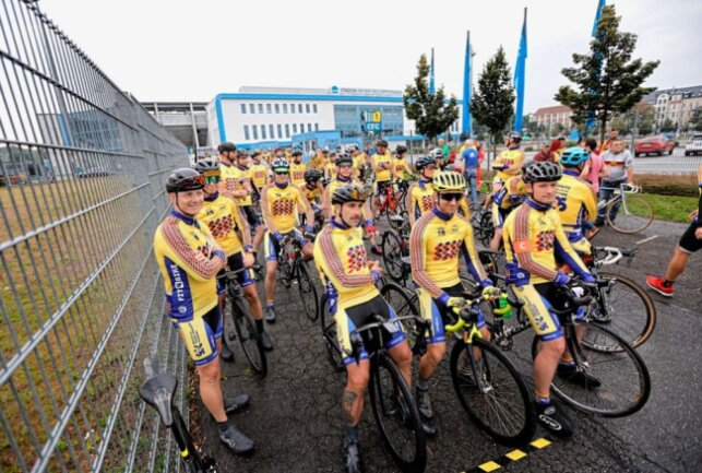 Etwa 90 Radfahrer, darunter auch 10 tschechische Sportler, fahren von Chemnitz nach Prag und am Sonntag zurück. Foto: Harry Härtel/Härtelpress
