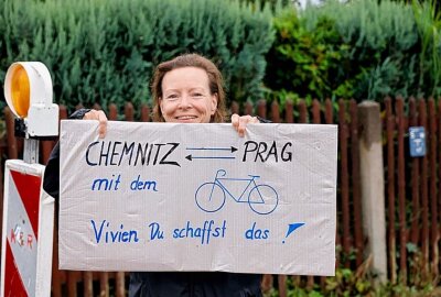 Etwa 90 Radfahrer, darunter auch 10 tschechische Sportler, fahren von Chemnitz nach Prag und am Sonntag zurück. Foto: Harry Härtel/Härtelpress