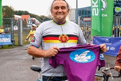Etwa 90 Radfahrer, darunter auch 10 tschechische Sportler, fahren von Chemnitz nach Prag und am Sonntag zurück. Der ehemalige Friedensfahrer Thomas Barth war beim Start anwesend.Foto: Harry Härtel/Härtelpress.