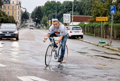 Etwa 90 Radfahrer, darunter auch 10 tschechische Sportler, fahren von Chemnitz nach Prag und am Sonntag zurück. Der ehemalige Friedensfahrer Thomas Barth war beim Start anwesend.Foto: Harry Härtel/Härtelpress.