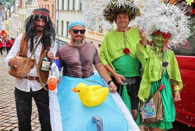 900 Teilnehmer begeistern bei 27. Meeraner Straßenfasching - Zahlreiche, auch ausgefallene Kostüme konnten beim Straßenfasching gesichtet werden. Foto: Andreas Kretschel