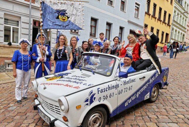 900 Teilnehmer begeistern bei 27. Meeraner Straßenfasching - Die Greizer Faschingsgesellschaft mit Trabant Cabriolet und Prinzenpaar. Foto: Andreas Kretschel