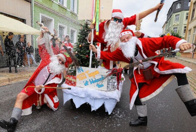 900 Teilnehmer begeistern bei 27. Meeraner Straßenfasching - "In 169 Tagen ist Weihnachten" war das Motto des Vereins Bettenrenner Zumroda. Foto: Andreas Kretschel