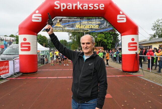 Waldemar Cierpinski, der zweifache Olympiasieger im Marathon, hat in Eibenstock den Startschuss für die Läufer gegeben. Foto: Ralf Wendland