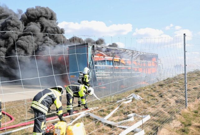  Laut ersten Informationen unseres Reporters vor Ort ist der LKW vollständig ausgebrannt und der Fahrer leicht verletzt. Foto: Roland Halkasch