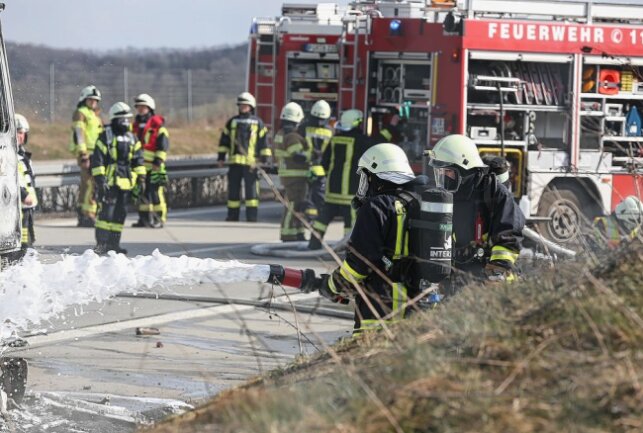 Laut ersten Informationen unseres Reporters vor Ort ist der LKW vollständig ausgebrannt und der Fahrer leicht verletzt. Foto: Roland Halkasch