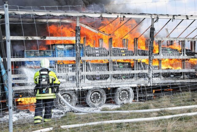  Laut ersten Informationen unseres Reporters vor Ort ist der LKW vollständig ausgebrannt und der Fahrer leicht verletzt. Foto: Roland Halkasch