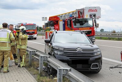 A13: Sattelzug schleudert auf Wiese - Unfall auf der A13. Foto: Roland Halkasch