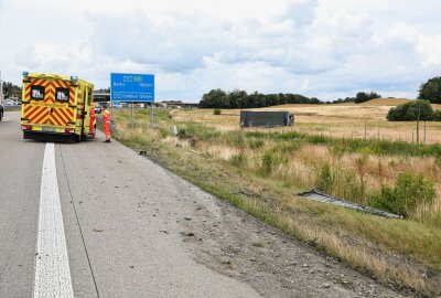 A13: Sattelzug schleudert auf Wiese - Unfall auf der A13. Foto: Roland Halkasch