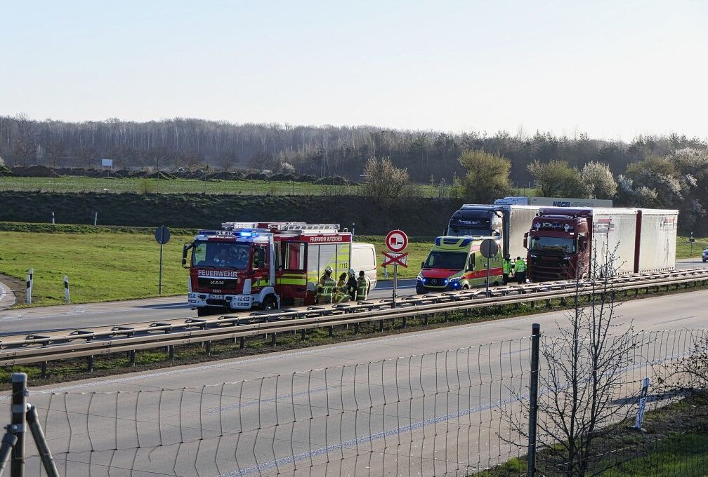 A14 bei Grimma: LKW fährt in Leitplanke - Montagmorgen kam es auf der A14 zu einem Verkehrsunfall. Foto: Sören Müller