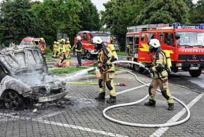 A14: PKW parkt an Raststätte und gerät in Flammen - Ein Wagen entwickelt Flammen auf der A14. Foto: Lausitz News