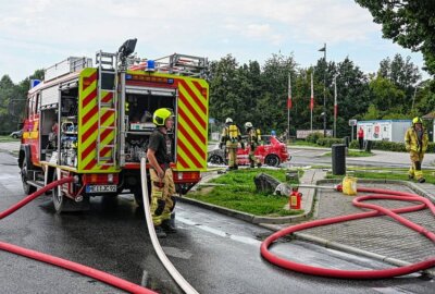 A14: PKW parkt an Raststätte und gerät in Flammen - Ein Wagen entwickelt Flammen auf der A14. Foto: Lausitz News