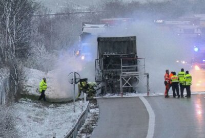 A14 Richtung Leipzig gesperrt: LKW gerät in Brand - Die Löscharbeiten laufen. Die Richtungsfahrbahn nach Leipzig ist gesperrt. Foto: Sören Müller