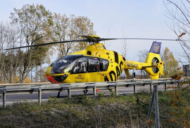 A14: Schwerer Unfall mit mehreren Fahrzeugen bei Naunhof - Der Rettungshubschrauber wurde alarmiert. Foto: Sören Müller