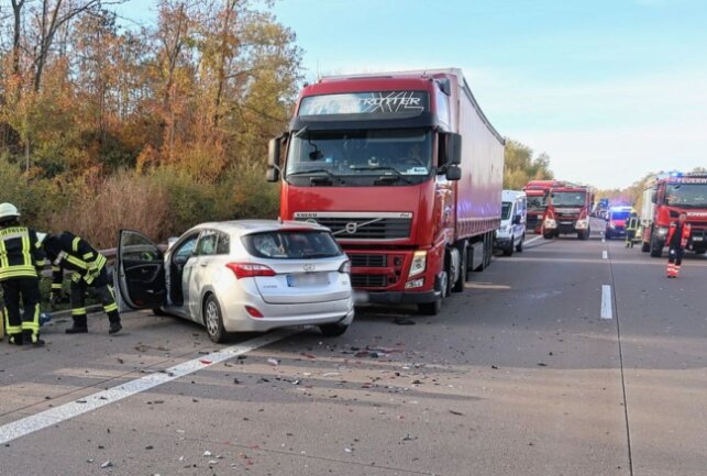 A14: Schwerer Unfall mit mehreren Fahrzeugen bei Naunhof - Schwerer Unfall mit mehreren Fahrzeugen bei Naunhof. Foto: Sören Müller