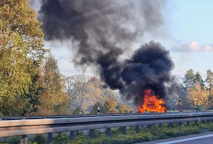 A14: Vollsperrung aufgrund von brennendem Citroen - Ein Citroen fängt auf der Autobahn Feuer. Foto: Sören Müller