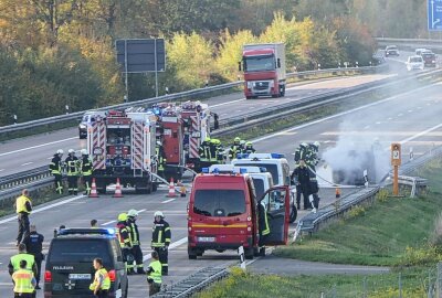 A14: Vollsperrung aufgrund von brennendem Citroen - Ein Citroen fängt auf der Autobahn Feuer. Foto: Sören Müller