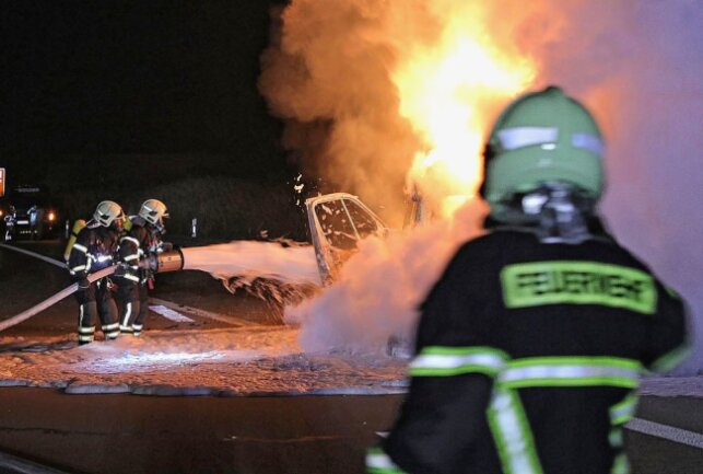 A17: Kleintransporter geht bei Bannewitz in Flammen auf - Es ereignete sich auf der A 17 ein Fahrzeugbrand. Der Kleintransporter brannte völlig aus. Foto: Roland Halkasch