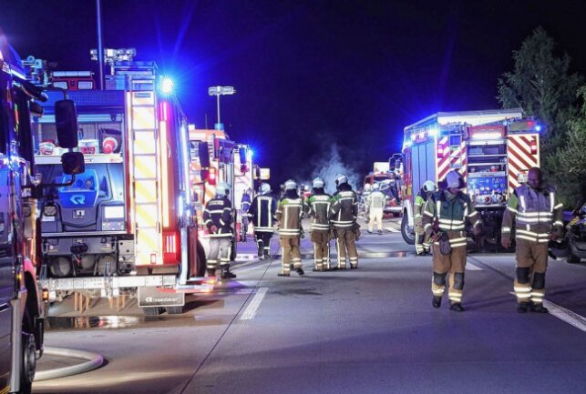 A17: Kleintransporter geht bei Bannewitz in Flammen auf - Es ereignete sich auf der A 17 ein Fahrzeugbrand. Der Kleintransporter brannte völlig aus. Foto: Roland Halkasch