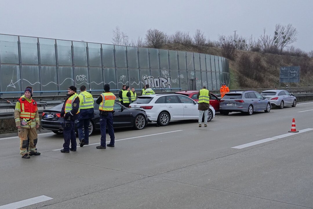 A17: Kollision im Autobahntunnel sorgt für mehrere Folgeunfälle - Auf der A17 kam es aufgrund des Staus zu weiteren Unfällen. Foto: Roland Halkasch