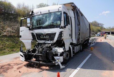 A17 nach schwerem Crash gesperrt: LKW-Fahrer schwer verletzt - Am Freitagmittag kam es auf der A 17 zu einem schweren Unfall. Foto: Roland Halkasch