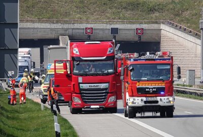A17 nach schwerem Crash gesperrt: LKW-Fahrer schwer verletzt - Am Freitagmittag kam es auf der A 17 zu einem schweren Unfall. Foto: Roland Halkasch