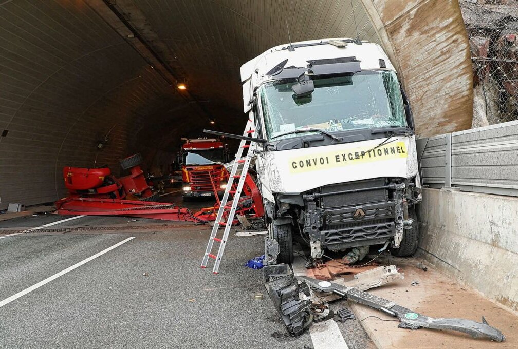 A17 nach Totalschaden gesperrt: LKW prallt gegen Tunnelwand - Der mit einer Hubbühne beladene Tieflader prallte gegen die Tunnelwand. Dabei löste sich die Arbeitsbühne und rutschte quer über die Fahrbahn. Foto: Roland Halkasch